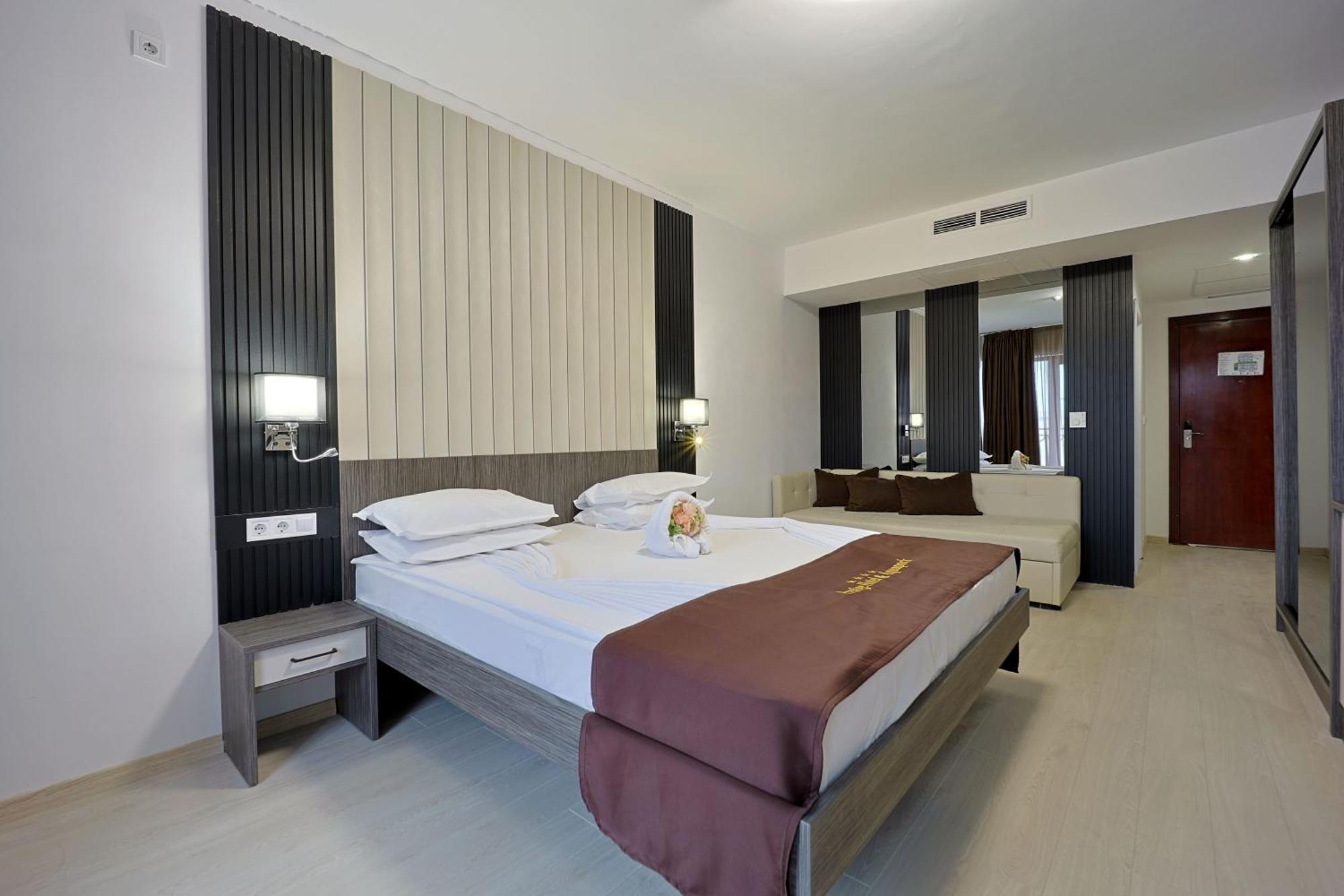 Prestige Hotel And Aquapark Varna Exterior photo
